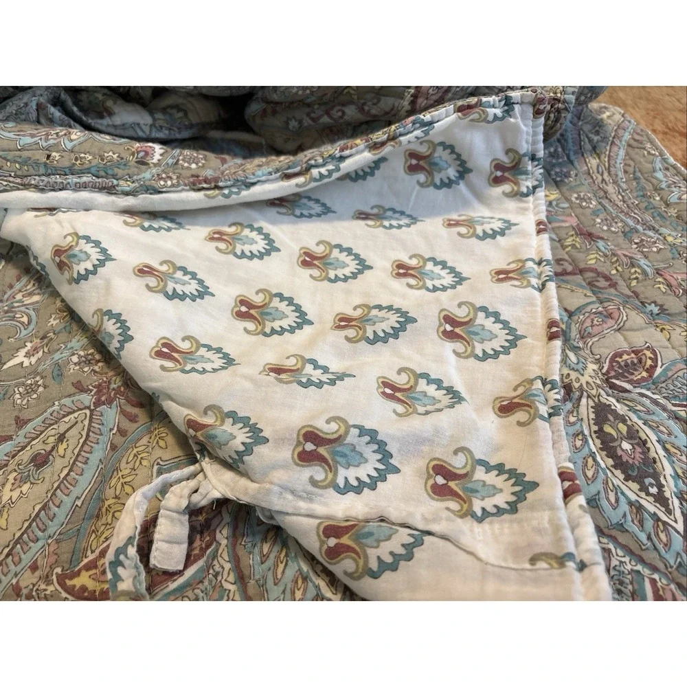 Levtex Home Majestic Reversible Quilt with shams. Full/Queen Discontinued